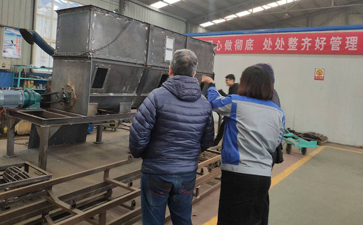 客戶參觀木屑顆粒機加工車間 客戶參觀木屑顆粒機加工車間