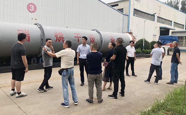 考察團對滾筒烘干筒進行了解 考察團對滾筒烘干筒進行了解