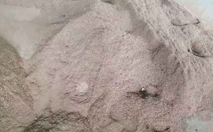 牛糞和木屑混合的原材料 牛糞和木屑混合的原材料