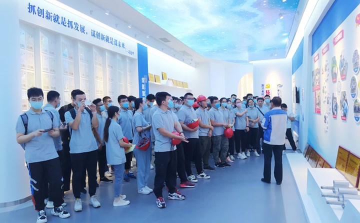 景書記介紹山東金格瑞公司發展.jpg 景書記介紹山東金格瑞公司發展.jpg