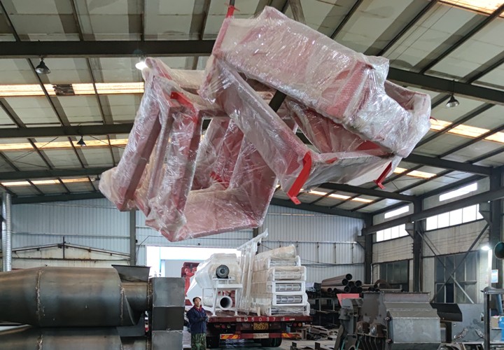 鋸末顆粒機(jī)生產(chǎn)線配套設(shè)備裝車中.jpg 鋸末顆粒機(jī)生產(chǎn)線配套設(shè)備裝車中.jpg