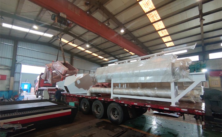 顆粒機(jī)設(shè)備正在裝車.jpg 顆粒機(jī)設(shè)備正在裝車.jpg