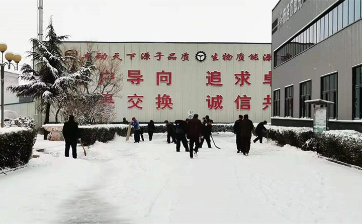 金格瑞顆粒機(jī)班組掃雪中.jpg 金格瑞顆粒機(jī)班組掃雪中.jpg