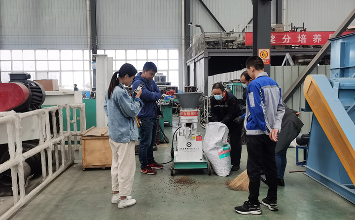 山東省內(nèi)客戶來(lái)考察羊飼料顆粒機(jī).jpg