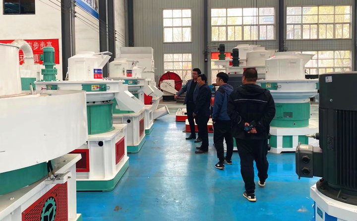 河南鄭州客戶考察木屑制粒機.jpg 河南鄭州客戶考察木屑制粒機.jpg