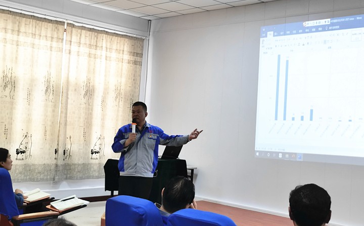 集團(tuán)總經(jīng)理孫總針對(duì)銷售數(shù)據(jù)進(jìn)行總結(jié)分析.jpg 集團(tuán)總經(jīng)理孫總針對(duì)銷售數(shù)據(jù)進(jìn)行總結(jié)分析.jpg