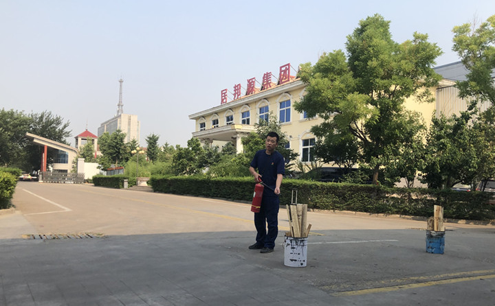 教官重點對消防法律法規、防火常識、逃生自救、滅火器的使用方法以及發生火災時如何報火警、如何撲救初期火災等消防常識進行了詳細的講解。