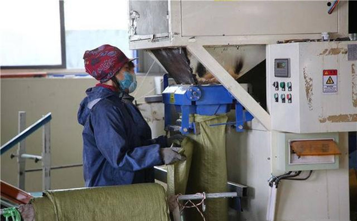 陽信生物質(zhì)顆粒打包中.jpg 陽信生物質(zhì)顆粒打包中.jpg