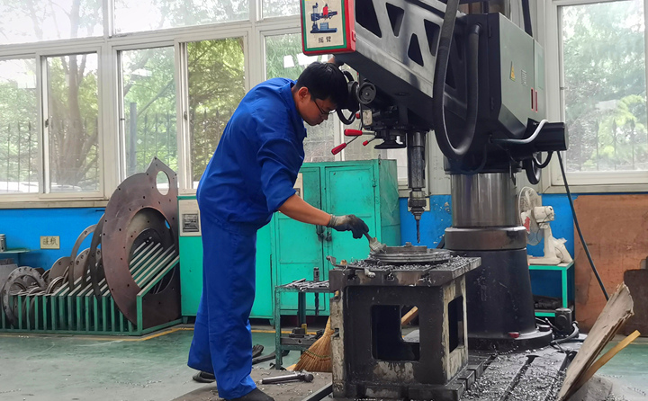 景重洋2014年—至今,就職于山東金格瑞機械有限公司,任職顆粒機鉆床班組長,工作積極主動.jpg 景重洋2014年—至今,就職于山東金格瑞機械有限公司,任職顆粒機鉆床班組長,工作積極主動.jpg