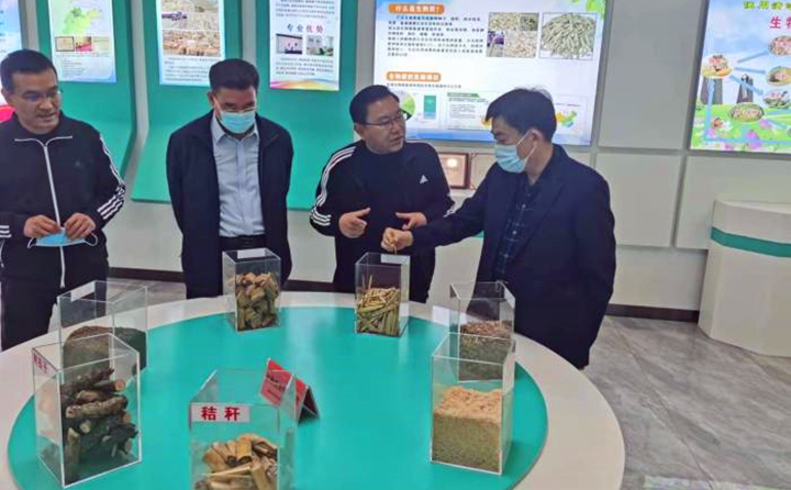 郝吉虎深入了解木屑造粒機(jī)生產(chǎn)線工作情況和顆粒機(jī)加工的生物質(zhì)原料的收、儲(chǔ)、運(yùn)和產(chǎn)品的生產(chǎn)、銷售、運(yùn)輸?shù)拳h(huán)節(jié) 郝吉虎深入了解木屑造粒機(jī)生產(chǎn)線工作情況和顆粒機(jī)加工的生物質(zhì)原料的收、儲(chǔ)、運(yùn)和產(chǎn)品的生產(chǎn)、銷售、運(yùn)輸?shù)拳h(huán)節(jié)