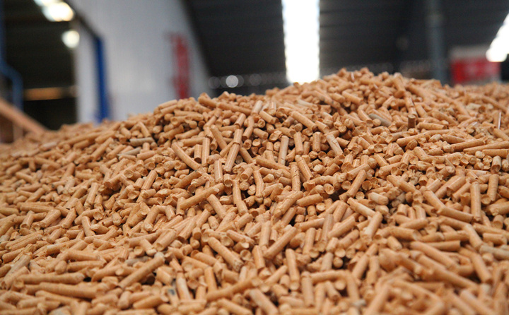 秸稈不但是木屑制粒機生物質(zhì)燃料的原材料,也是全村綠色發(fā)展的附屬產(chǎn)業(yè).JPG 秸稈不但是木屑制粒機生物質(zhì)燃料的原材料,也是全村綠色發(fā)展的附屬產(chǎn)業(yè).JPG