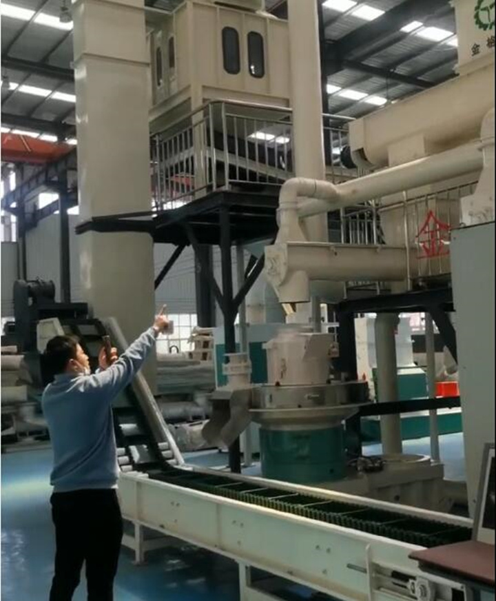 木屑造粒機(jī)生產(chǎn)線展示現(xiàn)場.jpg 木屑造粒機(jī)生產(chǎn)線展示現(xiàn)場.jpg
