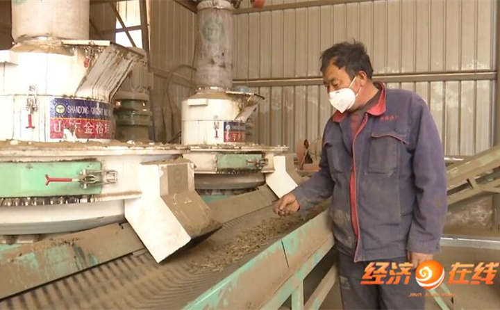 內蒙古鄂爾多斯烏蘭什巴臺村:生物質顆粒燃料為村民帶來“生態紅包”.jpg 內蒙古鄂爾多斯烏蘭什巴臺村:生物質顆粒燃料為村民帶來“生態紅包”.jpg